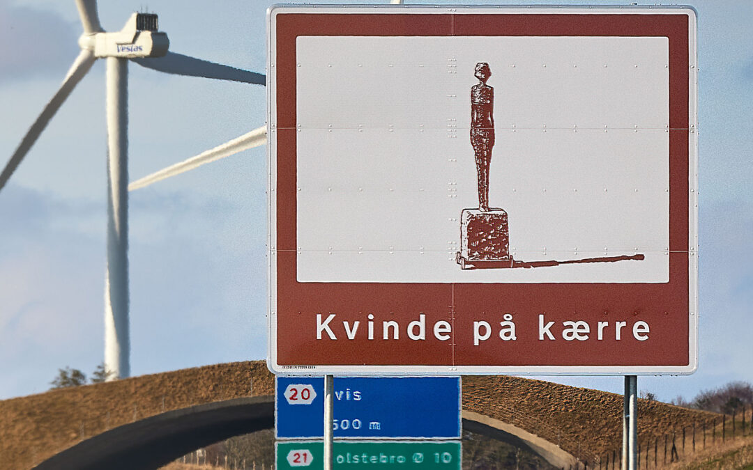 Skilt med verdenskunst på Holstebromotorvejen